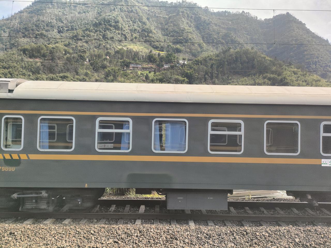 今年在四川云南和山西又坐了不少绿皮车，甚至是四位数的超级慢车，它们很多都是为了满