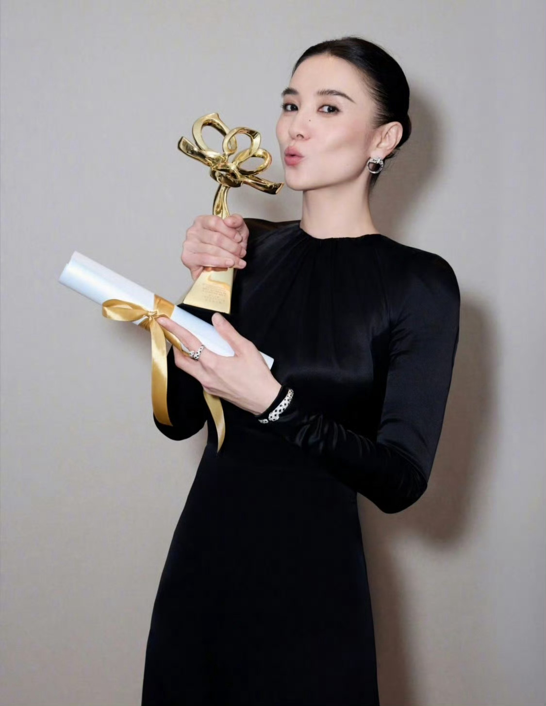 宋佳飞天奖视后恭喜宋佳达成视后大满贯！ ​​​