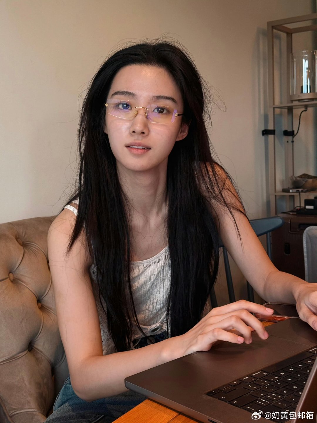卢昱晓重游英国好权威的素颜 