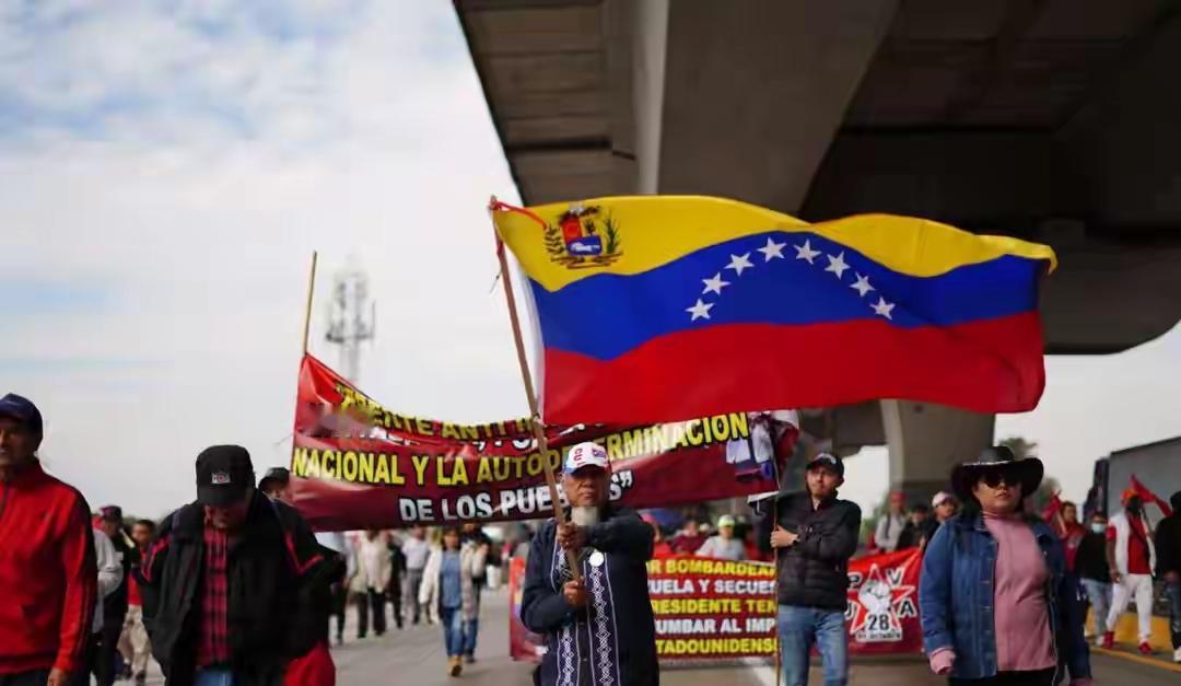 见美国施压，墨西哥数万民众封锁公路：少拿我们当委内瑞拉！