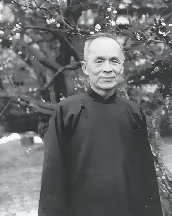 1942年春，青帮头目吴四宝被日本人毒死，他的老婆佘爱珍哭得死去活来。没想到早就