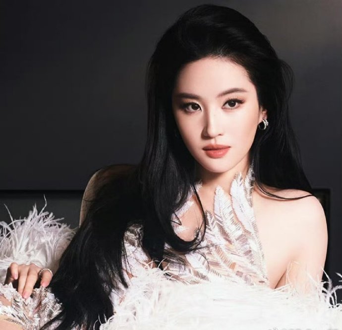 刘亦菲黑长直羽毛裙刘亦菲千金羽毛裙 刘亦菲千金羽毛裙好贵气！又是被美到的一天！！