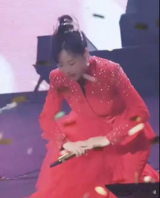云朵惊天一跪，跪什么……

云朵，这个我们从小就熟悉的，代表着纯净、美好、自由的