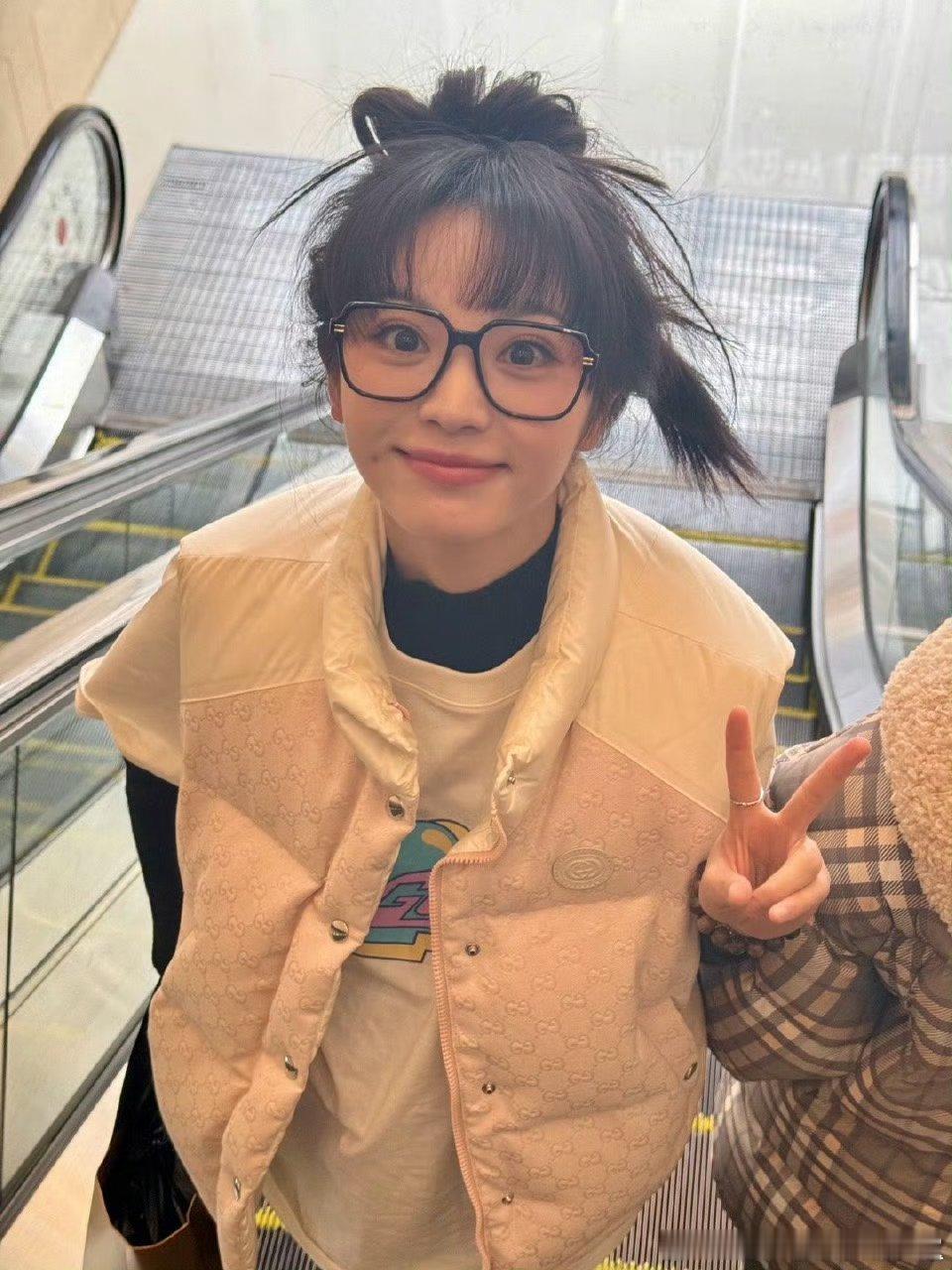 韩国偶遇田曦薇逛街感觉她好有能量 精神状态很好的感觉 好美，圆润的鹅蛋脸，灵动的