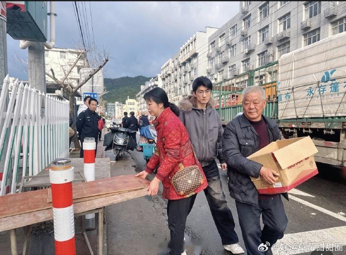 拆旧建新台州创新治理模式让秩序感与烟火气并行 近日，随着挖掘机的阵阵轰鸣，S20