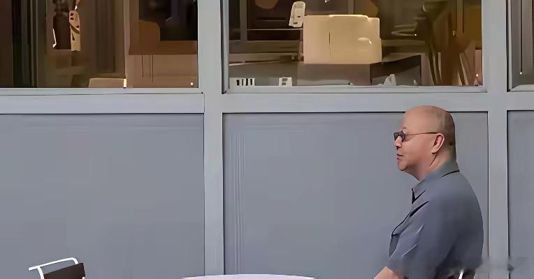 窦唯大叔现在定居阿那亚了。阿那亚并不是哪个不知名欧洲小国，是我国秦皇岛的一个高端