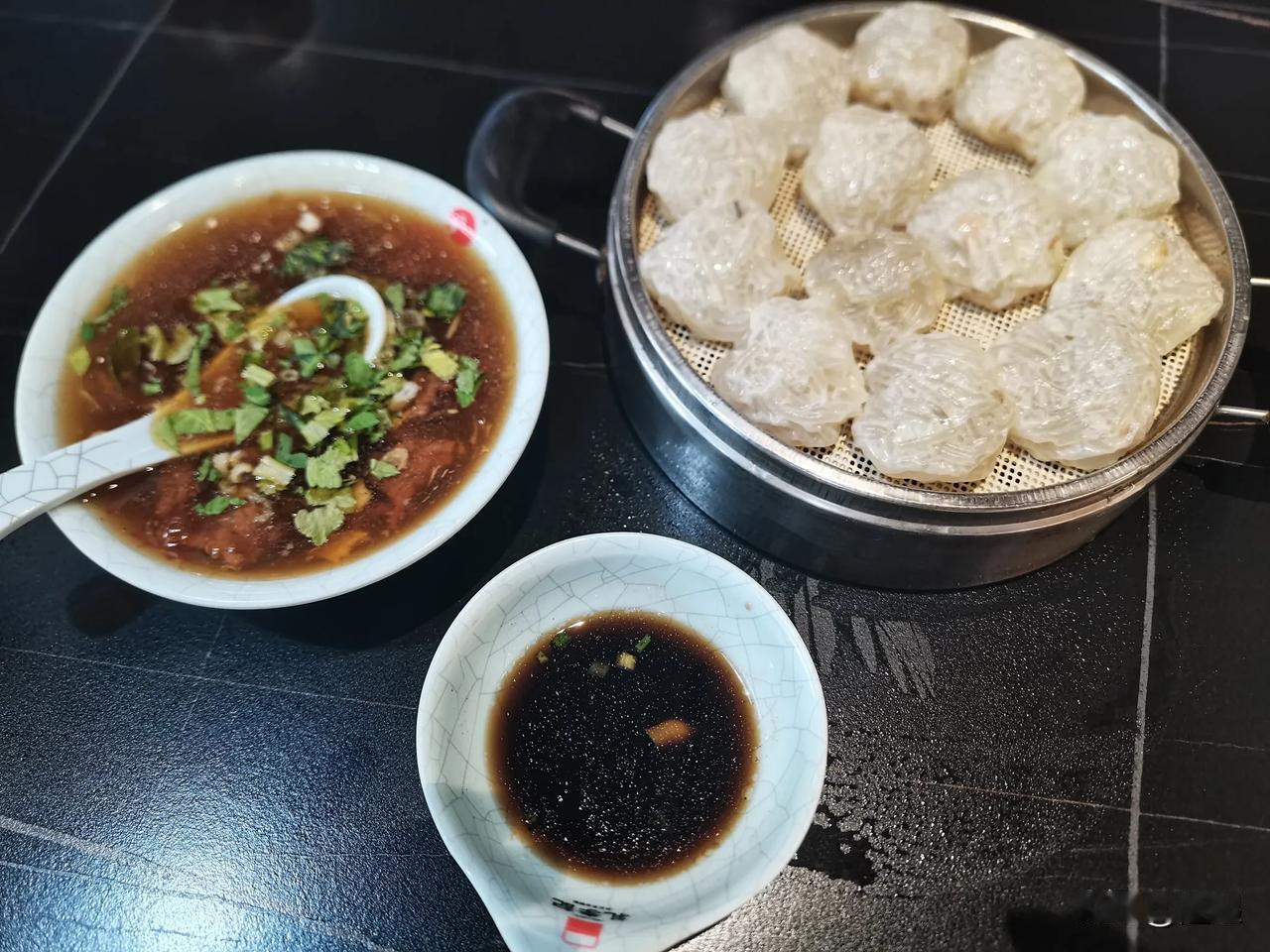 昨天在沙县的小吃文化城里吃了两顿纯正的沙县小吃

一碗拌面5块 一小份（花生酱调