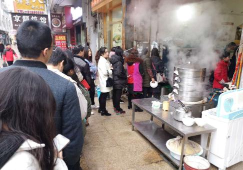真奇怪！表哥的早餐店只是扩大了一下店面，客流量突然变少了！表哥愁的不行，明明之前