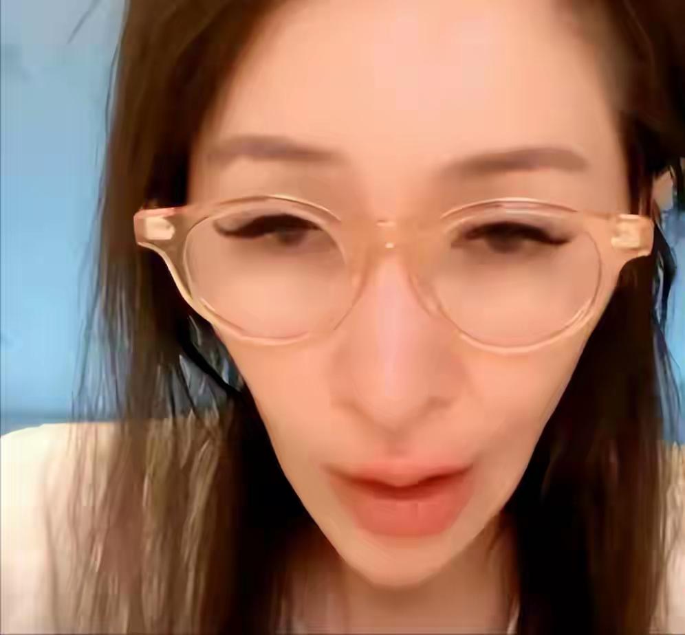 我有一种感觉
萧亚轩纵欲的这些年很开心
因为她的面相已经开始变了，不光是瘦成纸片