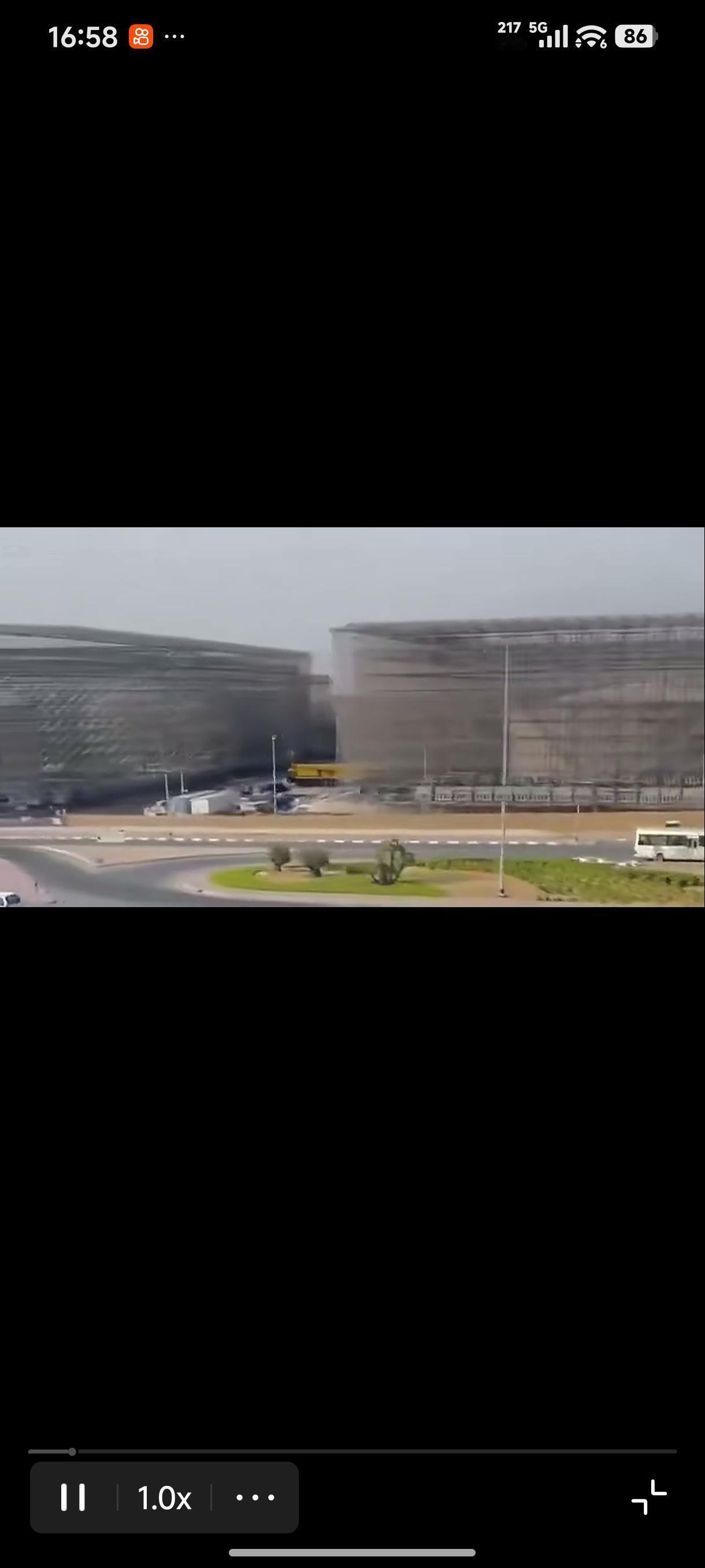 阿联酋迪拜机场的储油罐被巨型金属铁笼完整包裹，视频流传网络，不少人调侃这是“鸵鸟