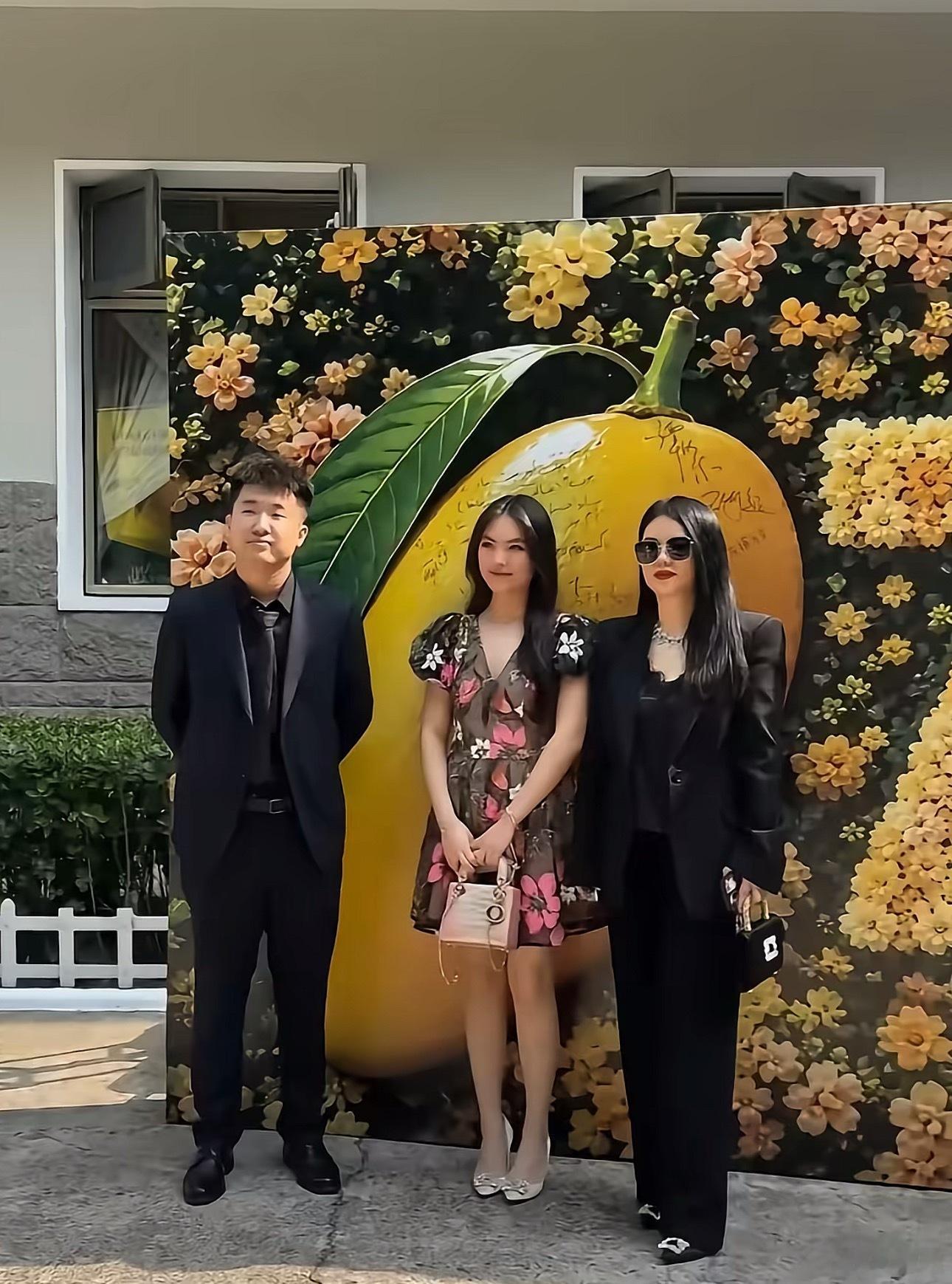 李湘与王诗龄在北京一四合院参加艺术沙龙，李湘依旧富婆打扮，但瘦了不少，王诗龄长高