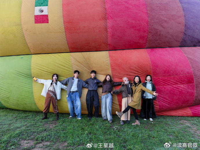 王星越晒七福飞行版合照王星越晒七福飞行版合照，们花少团中国人能飞，好温馨的一幕王