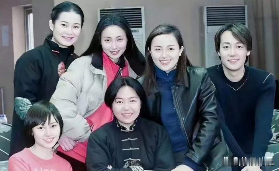 这张照片是2001年话剧《狂飙》的后台纪念留影！

前排左一：袁泉，左二：田沁鑫