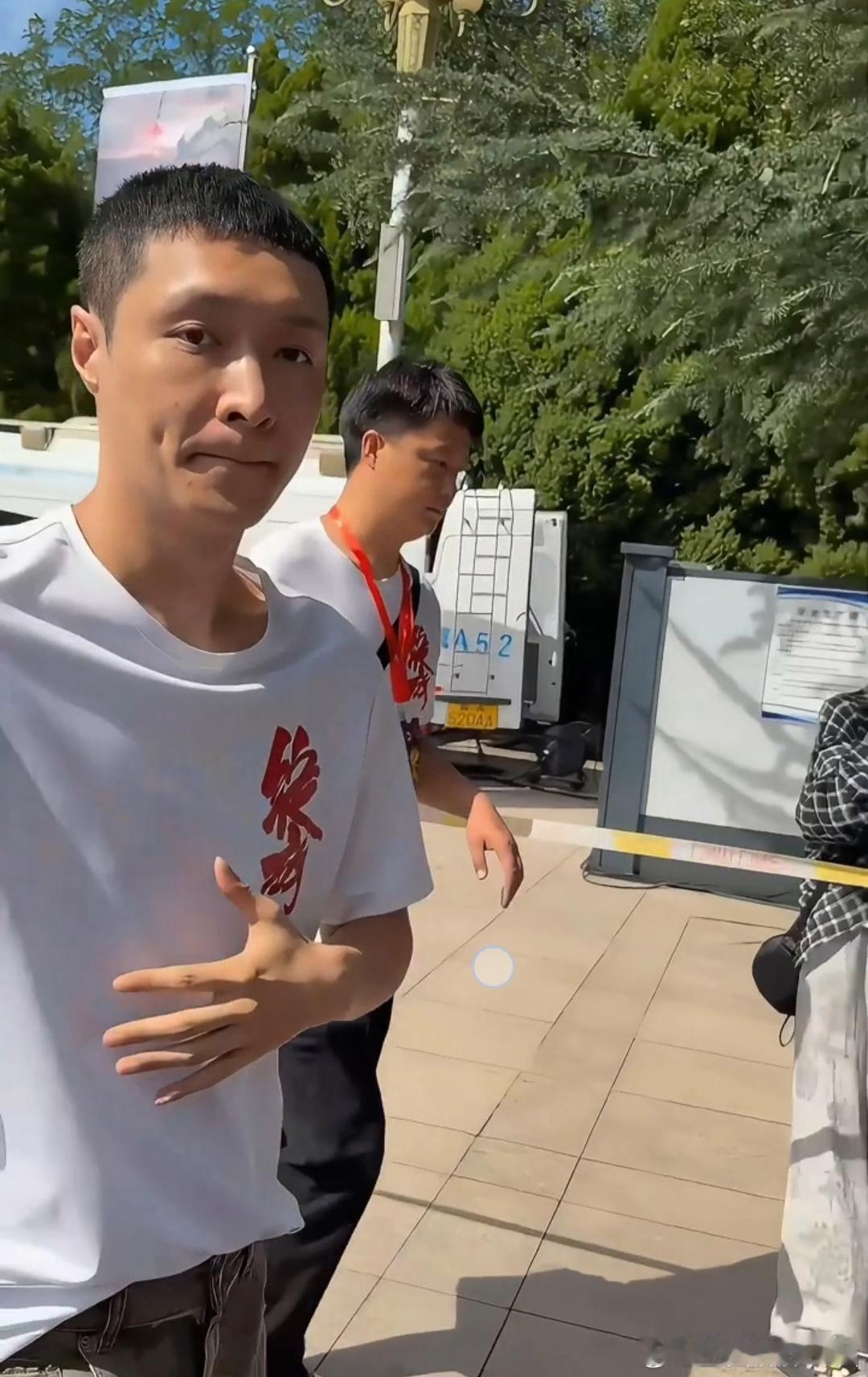 张艺兴剃寸头张艺兴《绽放》开机路透来了。 