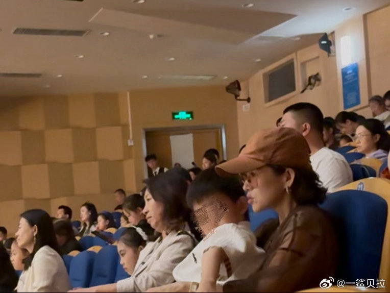 章子怡也看了醒醒演出章子怡抱儿子看醒醒演出 原来章子怡也看了醒醒演出，她坐在观众