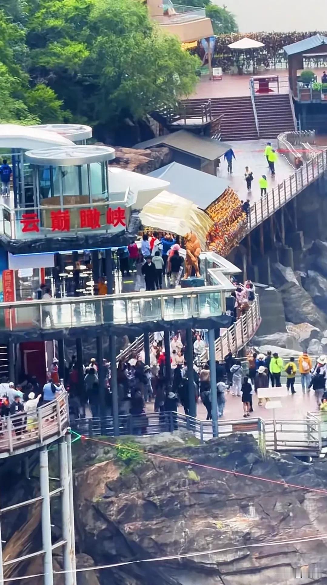 香格里拉虎跳峡景区一处观景台前岩石突发严重塌方，游客拍到惊魂一幕，景区紧急疏散观