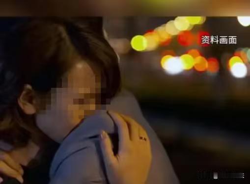 海南，一小伙子网上谈到个女友，带她到自己住处多次缠绵。后来发现女友，竟然背着他跟
