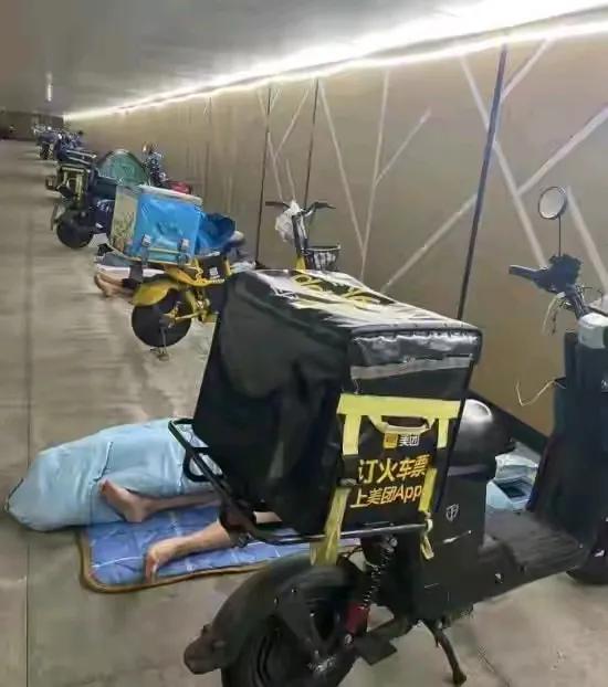 近日，山东的一位网友在公司加班到晚上十一点多了才回家，当她开车路过一条高速路的桥