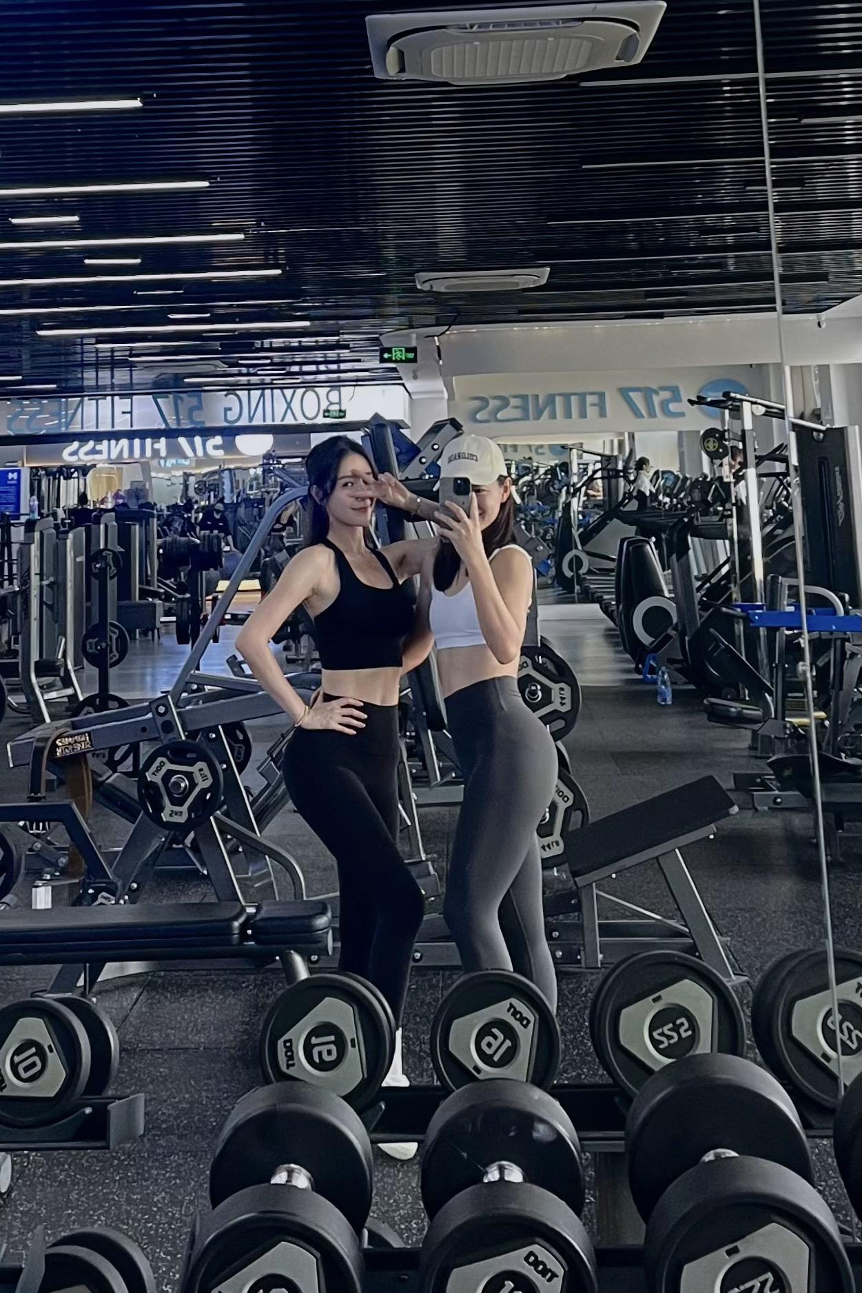 姐妹们，今晚周五晚场课程休息，不要跑空了哦～有自律的姐妹需要回放跟练可...