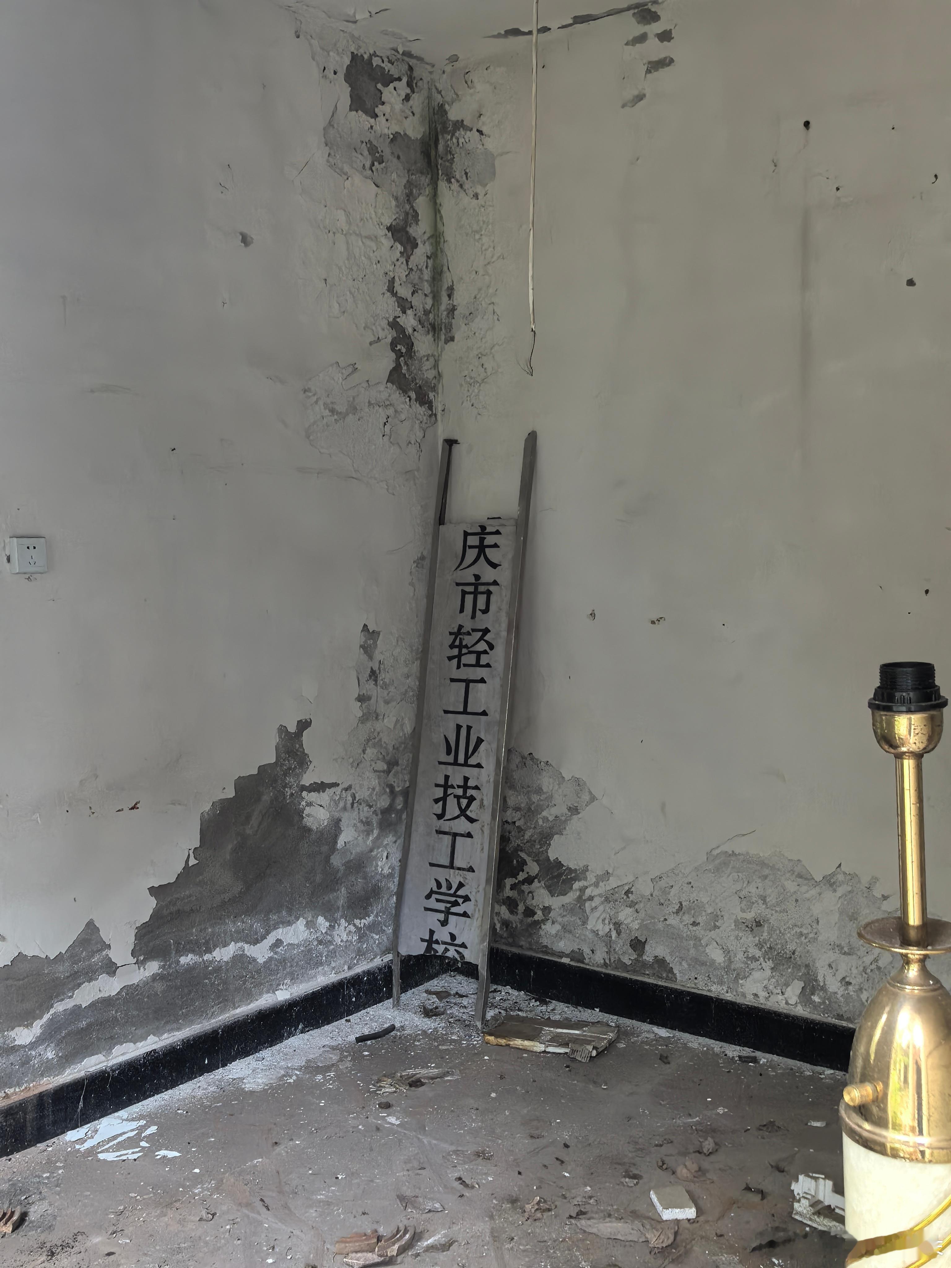寻访北碚文笔沱，探访重庆硅酸盐技工学校旧址嘉陵江边，旧校舍静静伫立。曾经为玻陶搪