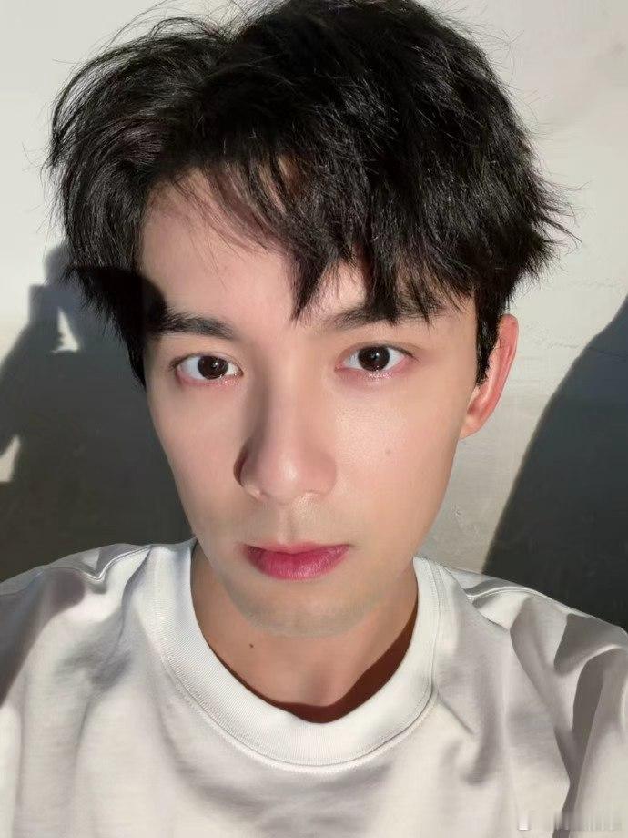 吴磊忽然出现吴磊忽然出现吗，谁懂这个七夕忽然降临的含金量啊，有被这个磊磊帅到啦，