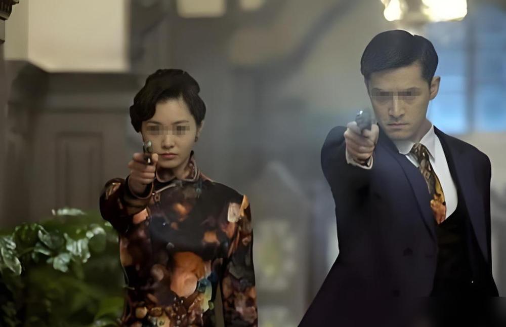 《伪装者》最大骗局：于曼丽根本不用死。
城楼上，绳子一断，她坠入枪林弹雨。明台