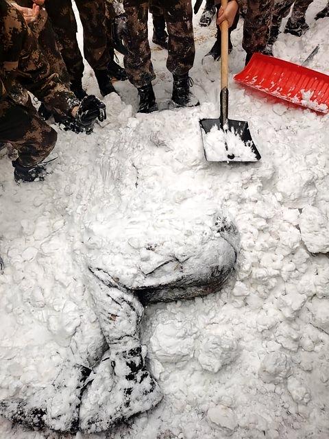 近日，一段在国外社交平台X流传的乌克兰街头征兵视频引发大量争议。画面中，大雪天里