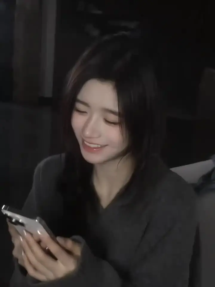 我遇见一个女孩 她笑起来太好看了 我想让她天天哭 所以我出现了
