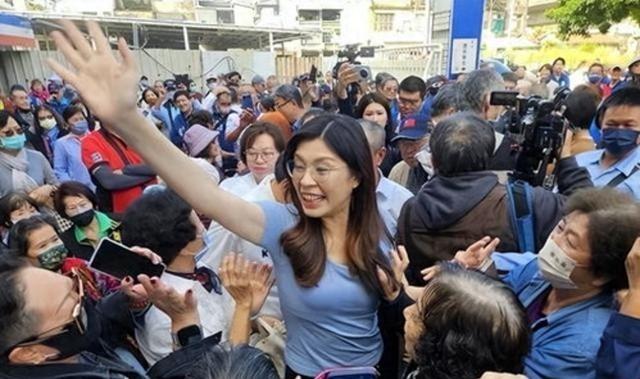 美国人这次彻底傻眼了，到了嘴边的肥肉，硬是被郑丽文给扇飞了！1.25万亿的保护费