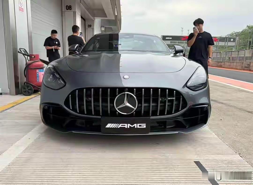 这次奔驰AMG GT上市直接把门槛压到99.8万，我第一反应是性能车市场这下要炸