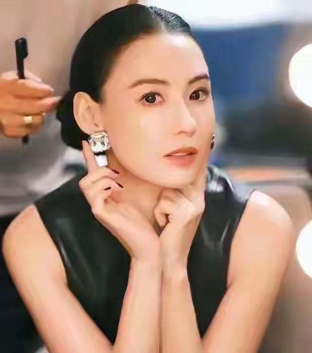 7月25日，张柏芝一段早年采访视频意外刷屏，话题热度飙升。采访里她谈及育儿，表示