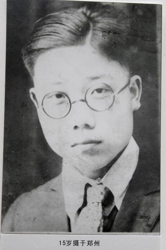 “她喊了一声‘舅舅’，泪水瞬间夺眶而出——一位老师的无声守护，温暖了整个青春”