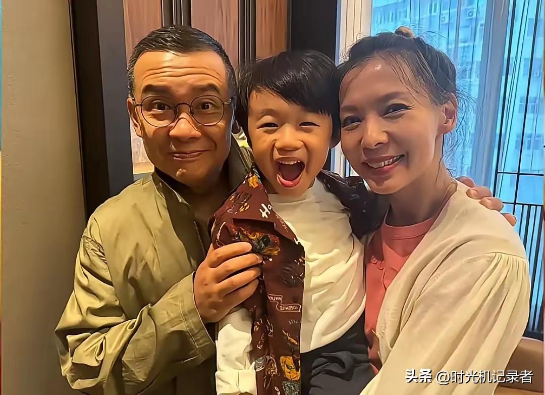 古巨基57岁妻子产后罕见露面，曾因高龄产子引热议。
古巨基妻子陈韵晴52岁生一胎