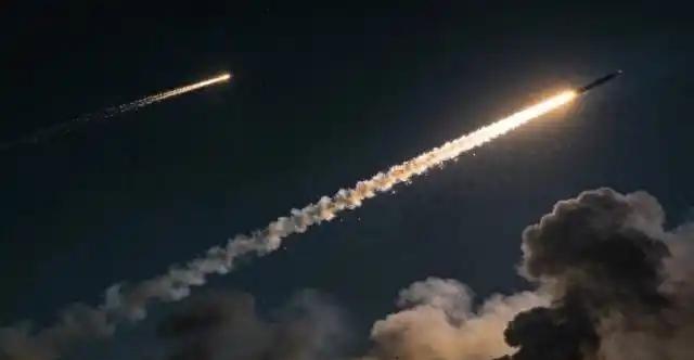 美国打不垮伊朗，伊朗也耗不走美国，这场仗最有可能的一个结局：特朗普随便找个理由，