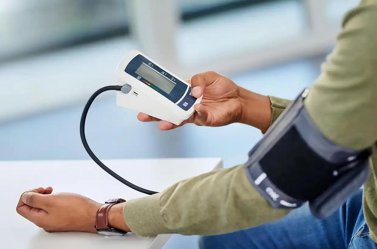 可乐再次被关注！医生发现：高血压者喝可乐，不用多久或有6变化

高血压患者和碳酸