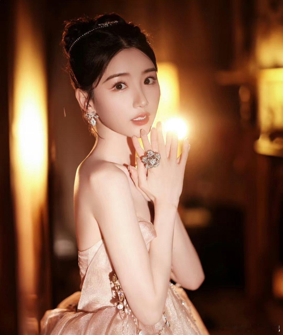 有一种粉叫毛晓彤粉毛晓彤的玫瑰摩卡粉色妆造是真实存在的吗？成都七夕活动上美到发光