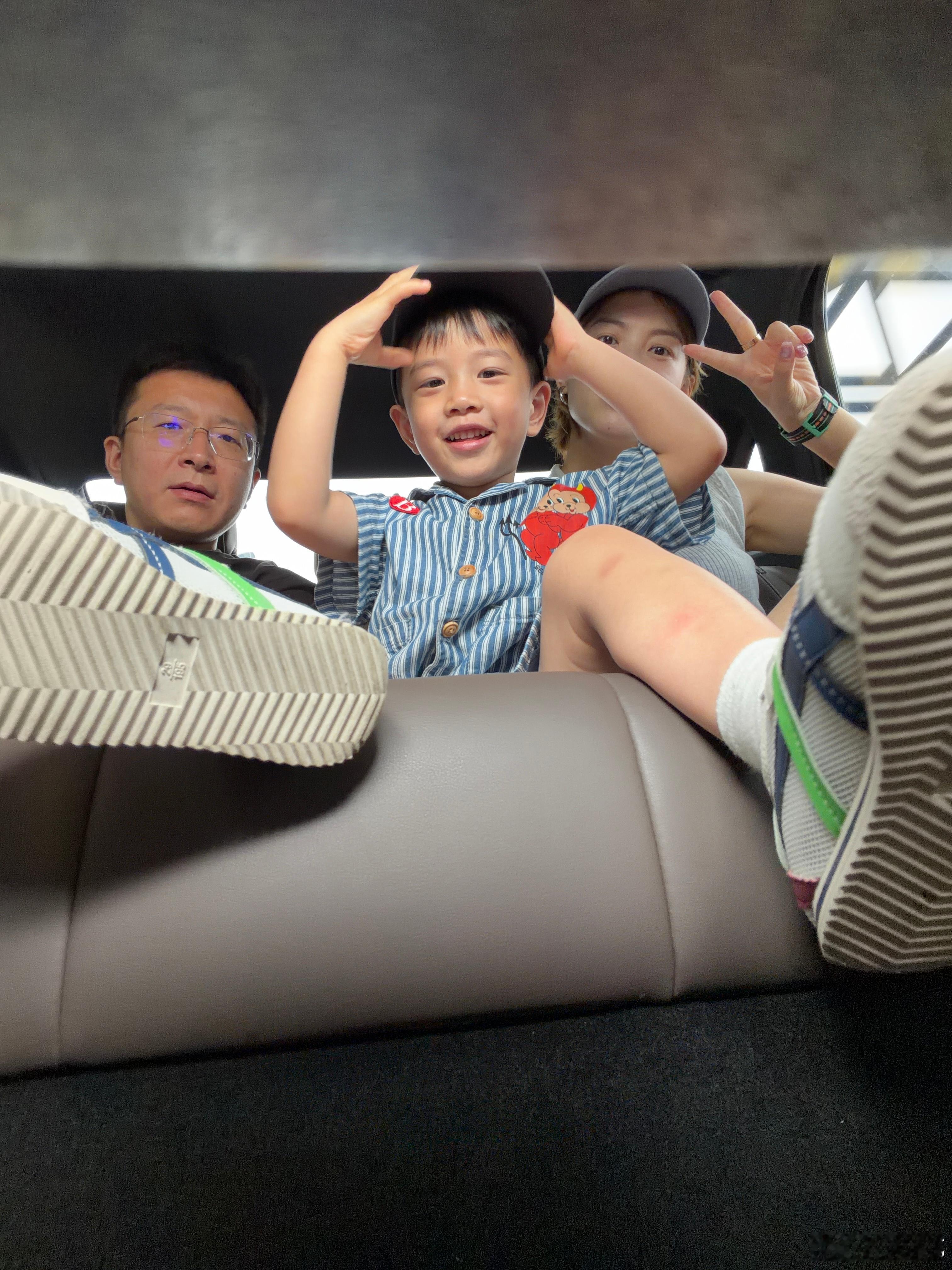 飞机上偶遇了重量级人物一位代表中国队踢过世界杯的男人你们能不能猜到是谁此刻他就坐