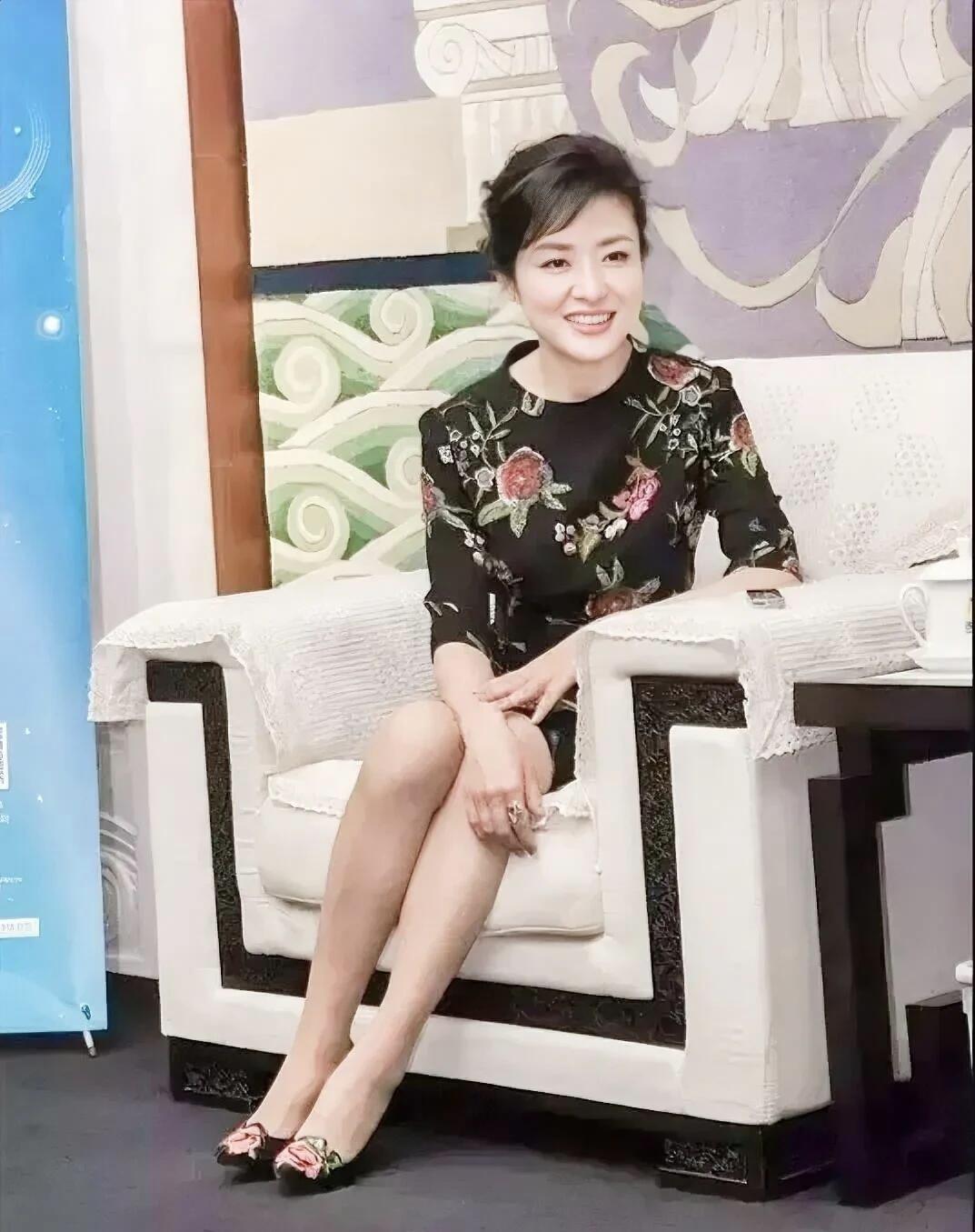 周涛不愧是央视几十年难得遇见的一个顶级美女，这种天然的长相，自然的脸最好看，越看
