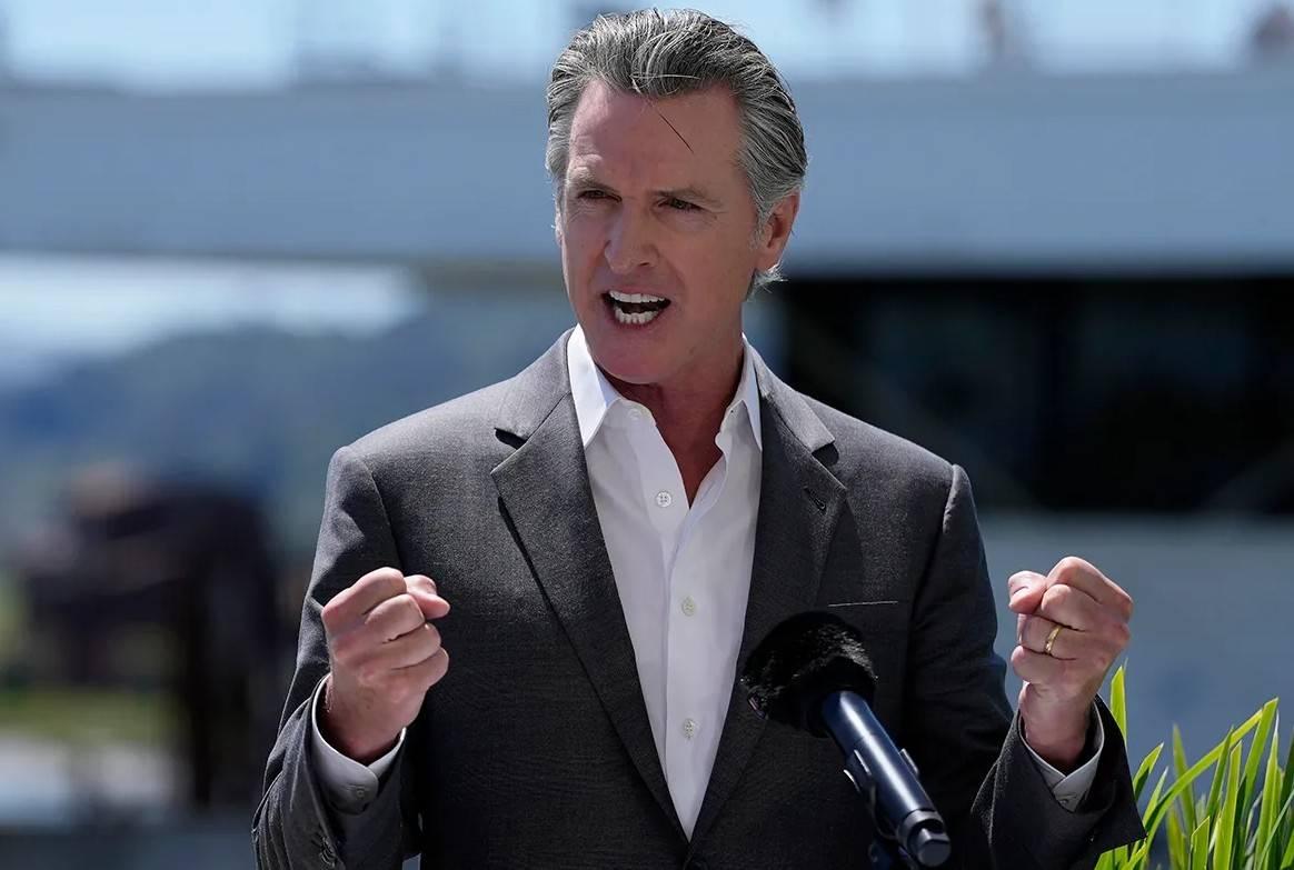 经常与美国总统特朗普唱反调的加州州长纽森。纽森是加州州长、民主党人，也是2028