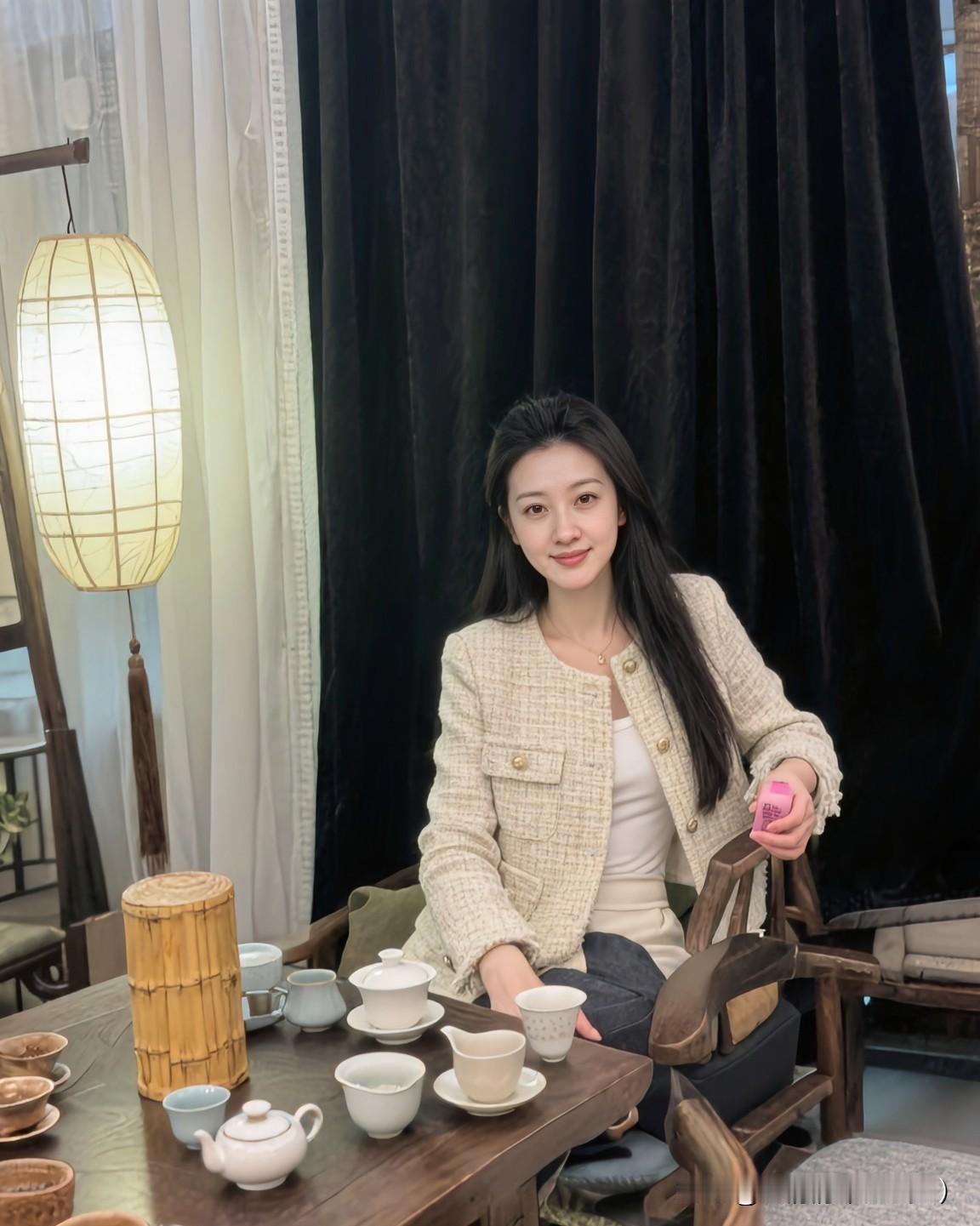 真正让男人越谈越爱的，
不是外表有多漂亮，
而是内心有光芒。
独立自主，
有自己