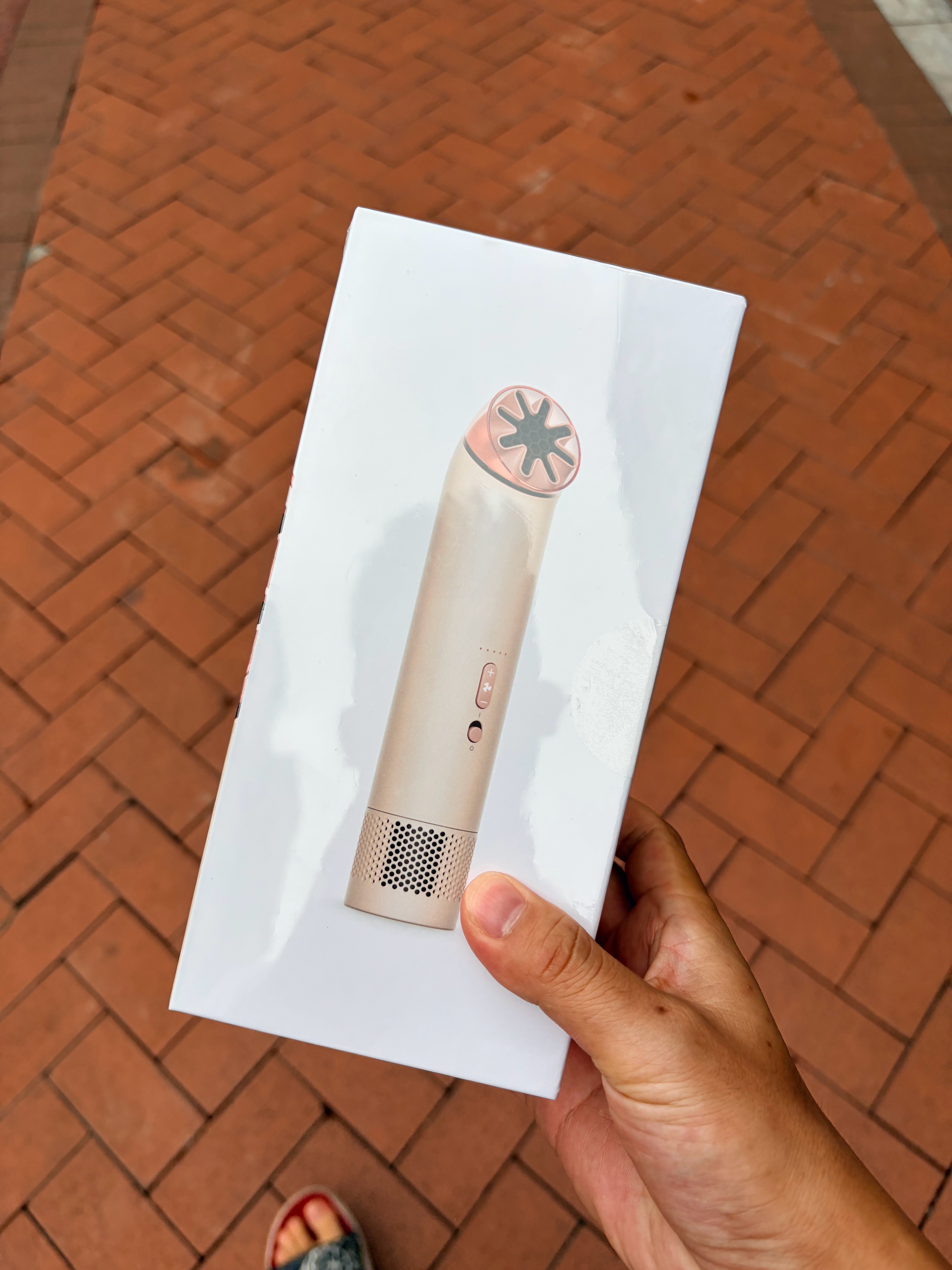 真羡慕这位中奖的朋友，年纪轻轻的就用上 799 块钱的戴森吹饭神器了🙂↔️。看