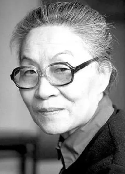 杨绛曾说：“女人最大的悲哀，就是一辈子都没弄明白，一个简单的道理，那就是，这个世