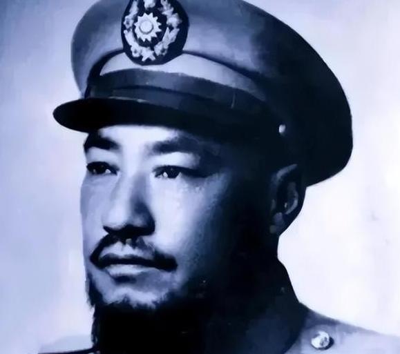 1958年，马步芳在18岁的亲侄女水里下药，趁着她神志不清，扒光衣服就扑了上去，