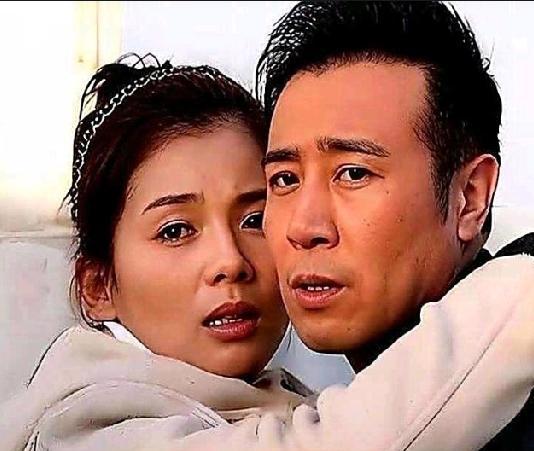 吻戏拍完，刘涛笑着说了句大实话：于和伟烟味挺冲。
你肯定记得他在《巡回检察组》里