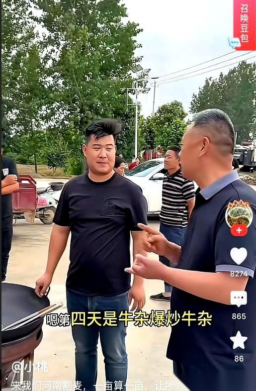 江苏20辆收割机，浩浩荡荡刚拐进河南村口，就被一个大叔伸手拦停。
车队最前头的司