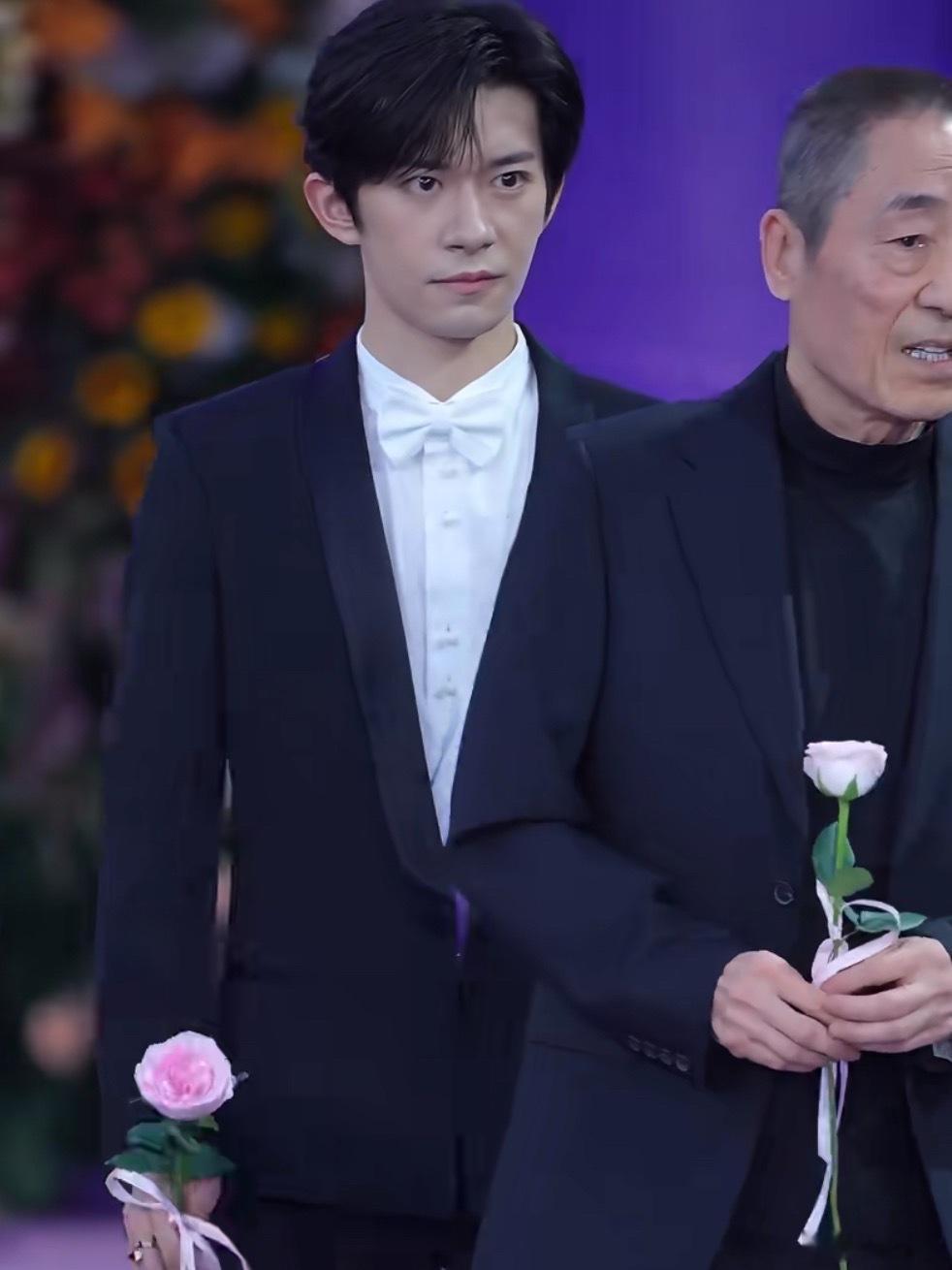 张艺谋拥抱易烊千玺张艺谋祝贺易烊千玺，给了千玺拥抱以示肯定，期待二位再次合作张艺