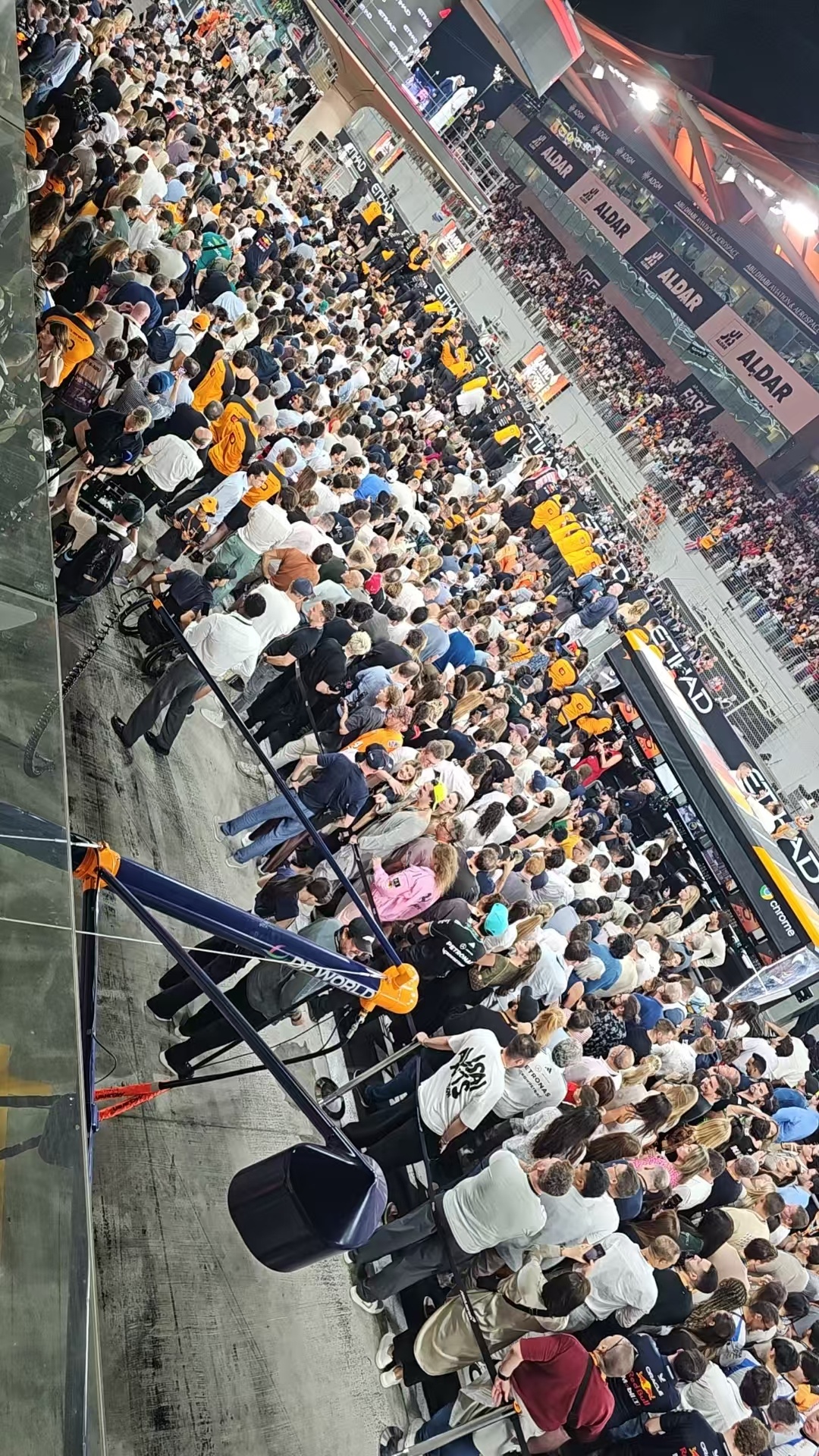 此时此时的维修区通道中已经堵得水泄不通了F12025F1阿布扎比大奖赛阿联酋·亚