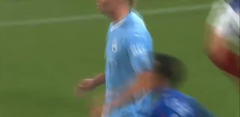 杀手本色，淋漓尽致，哈兰德在进球前偷偷干起这些事[捂脸]，这可让防守球员怎么搞？