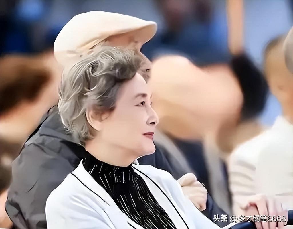 这位老戏骨都要90岁了，这气质一出场真的是惊艳了不少人，是惊艳了时光的美人，从年