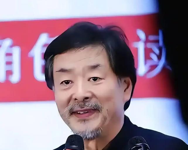 在演艺圈，濮存昕是公认的 “德艺双馨” 老戏骨，舞台他上光芒万丈，生活里低调温和